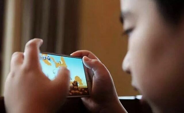 5岁孩子玩的手机游戏-孩子玩手机游戏，究竟是好是坏？家长新视角解读