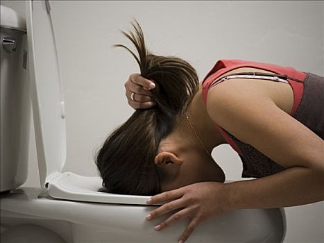 美女惊喜呕吐，让你大开眼界！
