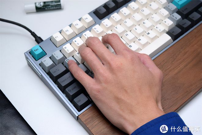 游戏本键盘中间凸起_中间的键盘_键盘中间的按钮是干嘛的