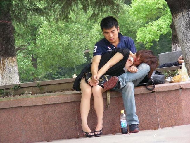 情侣公园亲热摸视频短片_情侣公园亲热视频开心一笑_公园情侣亲热视频