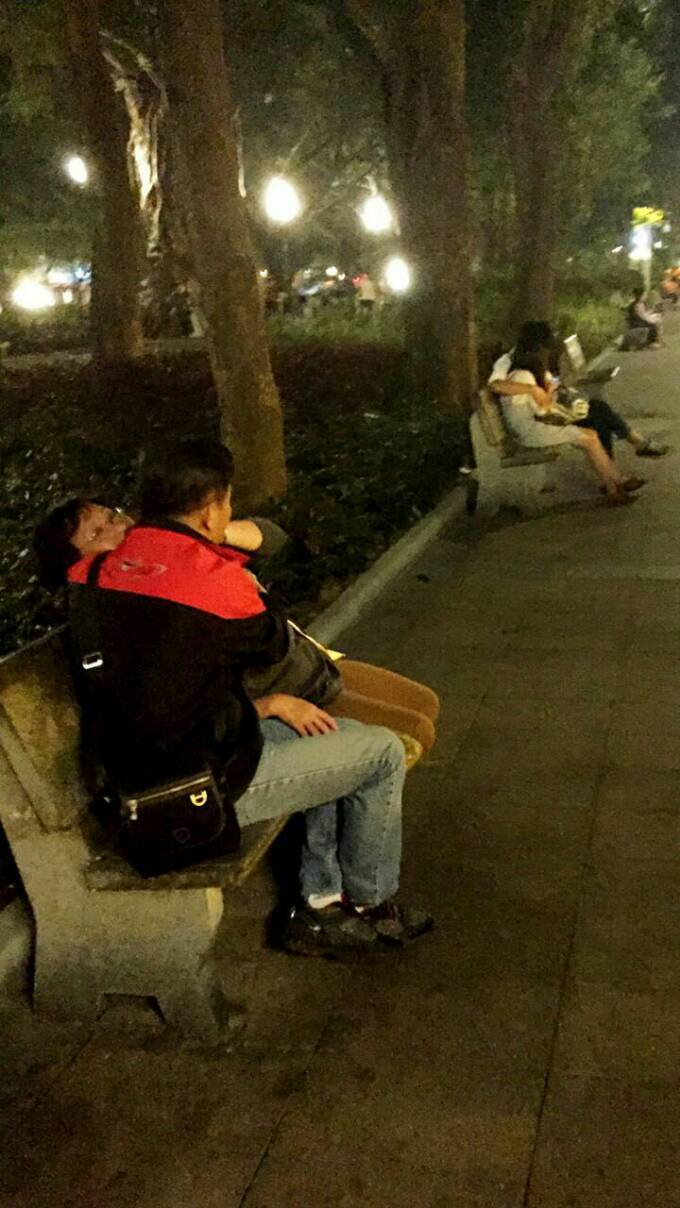 情侣公园亲热视频开心一笑_公园情侣亲热视频_情侣公园亲热摸视频短片