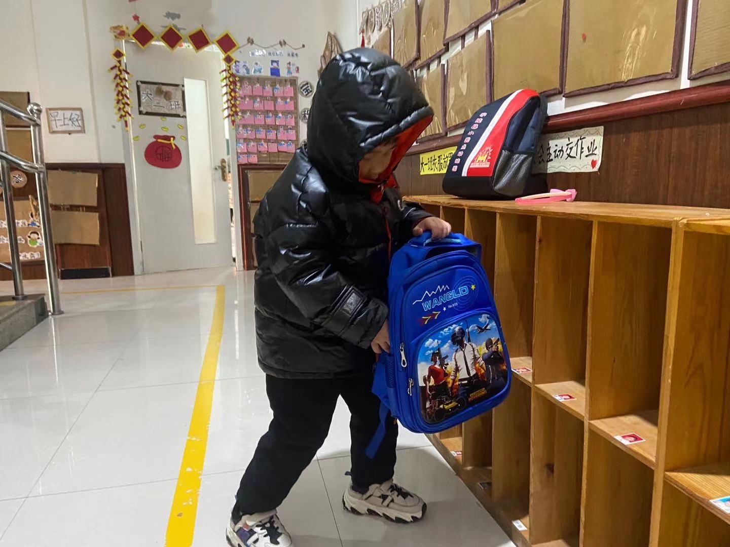 再见去上学了_爸爸再见妈妈再见快快乐乐上学校_爸爸再见妈妈再见上学啦