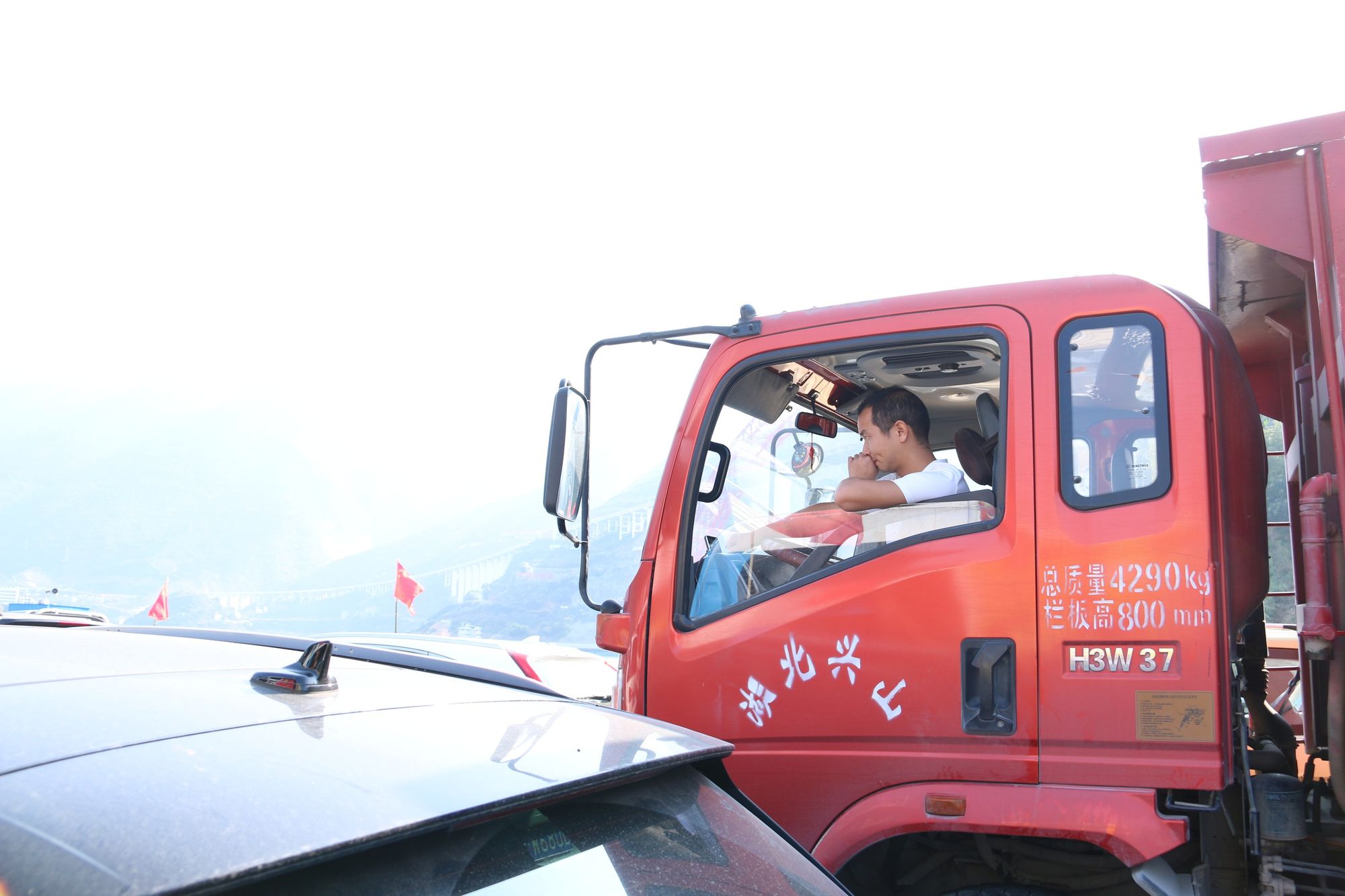 货车司机帮忙卸货受伤谁负责_货车司机帮老板运输假烟怎么判_货车帮司机