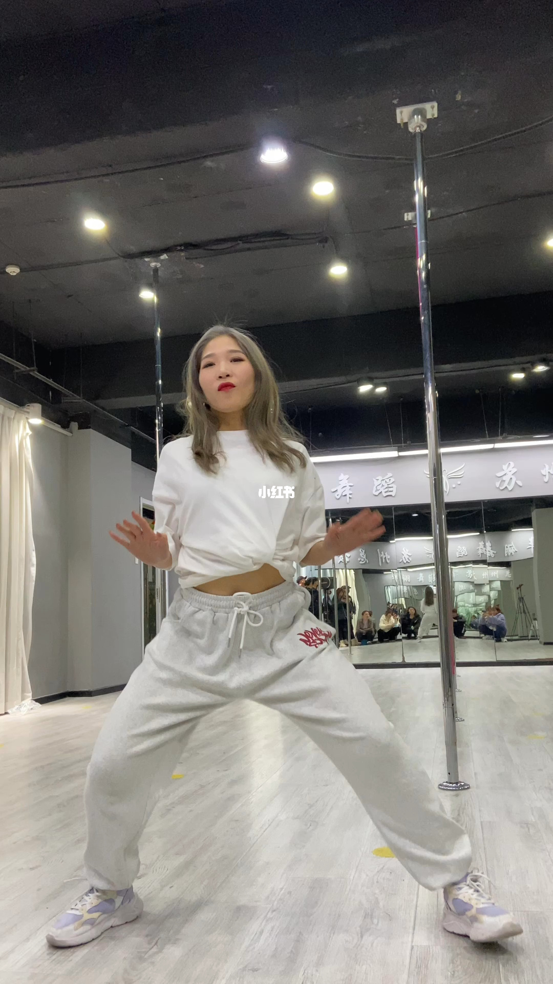 臀摇_紧身牛仔裤后背翘臀摇_美臀背后摇秒射