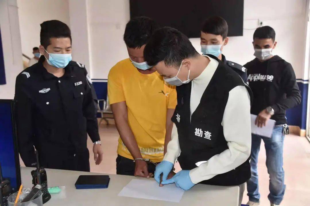 中学生玩手机游戏_中学生游戏手机_初中生抢手机玩游戏