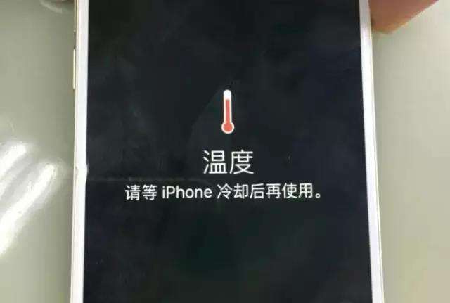 手机玩游戏暗屏怎么回事_打游戏手机屏幕发暗怎么办_手机玩游戏暗屏
