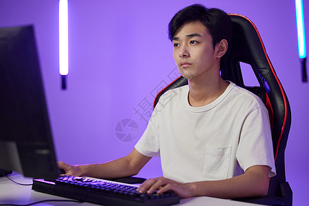 熬夜沉迷打手机游戏人会变丑吗_熬夜沉迷打手机游戏人会变傻吗_沉迷于手机熬夜打游戏的人