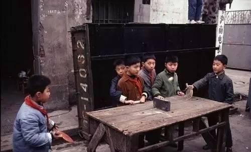 带孩子玩捉迷藏手机游戏_捉迷藏游戏提高孩子什么_小孩玩捉迷藏