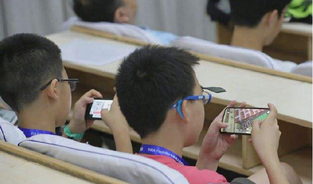 儿童沉迷游戏解决方案_儿童沉迷游戏手机版下载_儿童沉迷手机图片