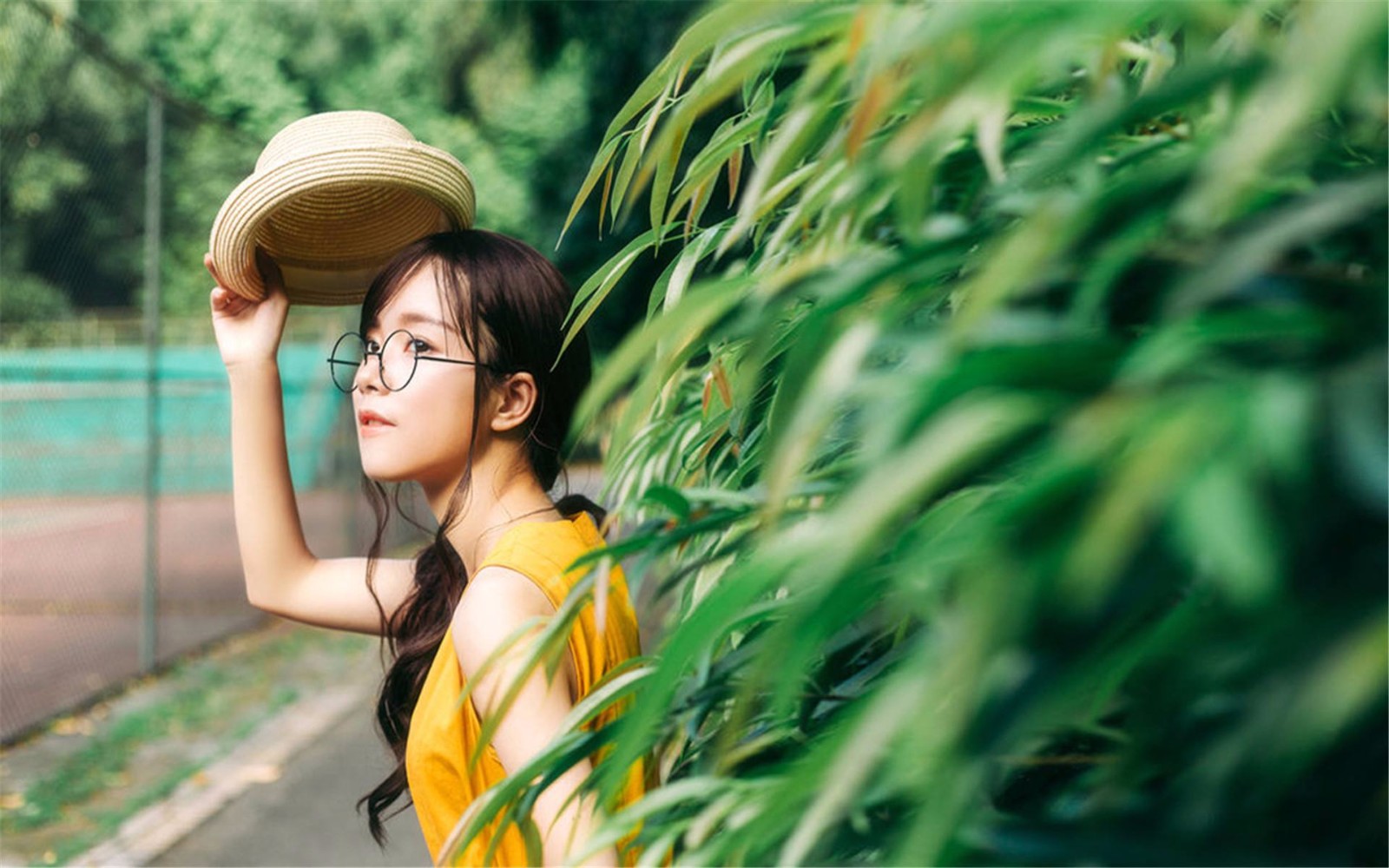 戴两个眼镜的手机游戏女生_戴眼镜的是什么游戏_戴眼镜玩的那个游戏叫什么