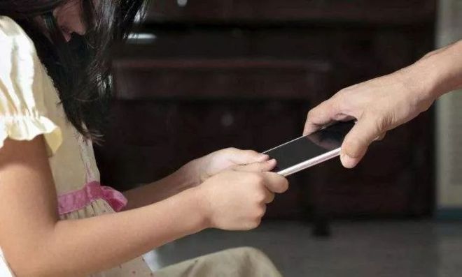 小孩子玩手机上瘾_小孩玩手机上瘾了怎么办_7岁小孩看手机玩游戏上瘾