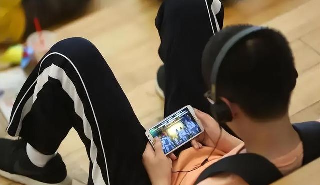 小孩打手机游戏有好处吗_14岁小孩打手机游戏吗_小孩打手机游戏危害